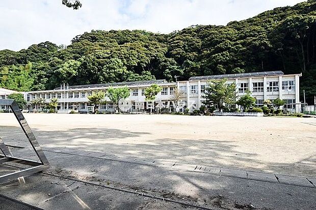 喜入小学校＝鹿児島市の南部にある小学校で、旧喜入町の中央部に位置している。令和4年度　11学級（特別支援学級2）　児童数245名(令和4年4月6日現在) 1400m