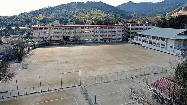福平中学校【鹿児島市立福平中学校】は、平川町に位置する1947年創立の中学校です。令和4年度の生徒数は521人で、19クラスあります。校訓は「自主・好学・誠実・健康」です。 1170m