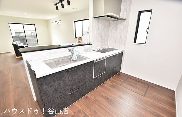 ”コスモス紫原店近くのこだわり設計の新築”のキッチン