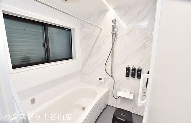 ”コスモス紫原店近くのこだわり設計の新築”の浴室