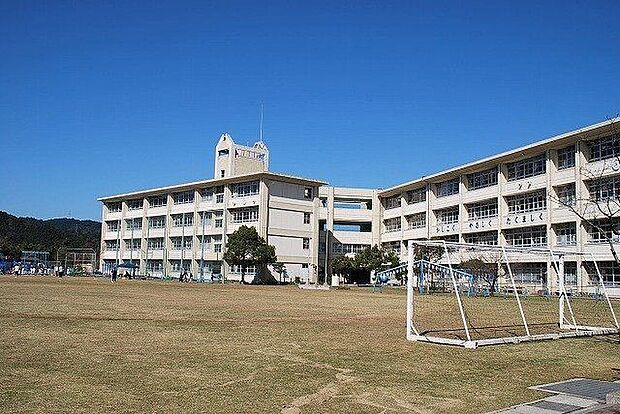 皇徳寺小学校【鹿児島市立皇徳寺小学校】は、皇徳寺台2丁目に位置する1991年創立の小学校です。令和4年度の生徒数は382人で、15クラスあります。校訓は「かしこく　やさしく　たくましく」です…