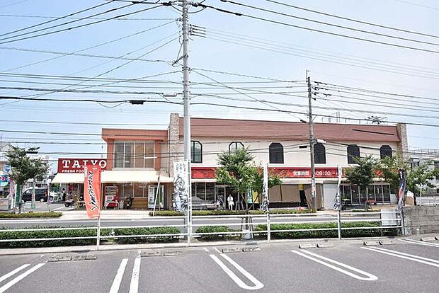 タイヨー紫原店【タイヨー紫原店】は、鹿児島市紫原3丁目9番4号に位置する紫原3丁目交差点近くのスーパーです。取扱品目は主に「生鮮食品・日配品・一般食品 ・日用雑貨・お酒」です。駐車場があります…