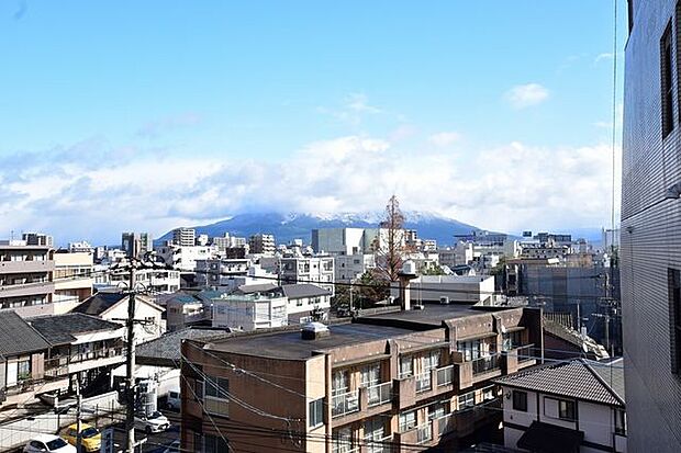 洋室5.2帖からの東側の眺望◇桜島が望めます。