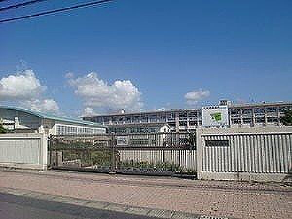 和田小学校【鹿児島市立和田小学校】は、和田2丁目に位置する1902年創立の小学校です。令和4年度の生徒数は781人で、30クラスあります。校訓は「助け合う子　考える子　がんばる子」です。 980m