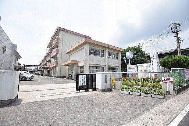 西紫原小学校【鹿児島市立西紫原小学校】は、紫原4丁目に位置する1969年創立の小学校です。令和4年度の生徒数は882人で、38クラスあります。校訓は「かしこく　やさしく　たくましく」です。 400m