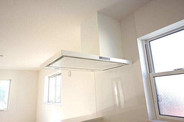 キッチン上部には、スッキリとしたスリム型レンジフードが標準装備されております。