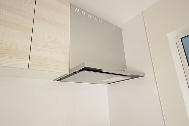 キッチン上部には、すっきりとしたデザインの照明付きスリム型レンジフードが標準装備されております。