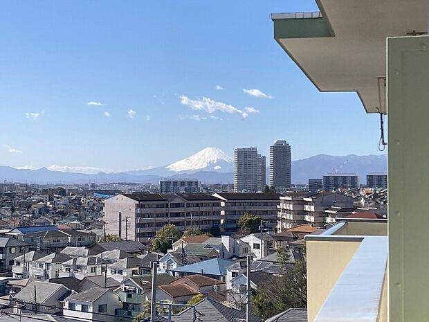 眺望。西側を向くとビル2棟の横に富士山が綺麗に見る事ができます。すばらしい眺望です。