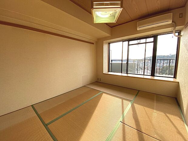 和室にはワイドタイプの窓が付いており日当たり良好です。