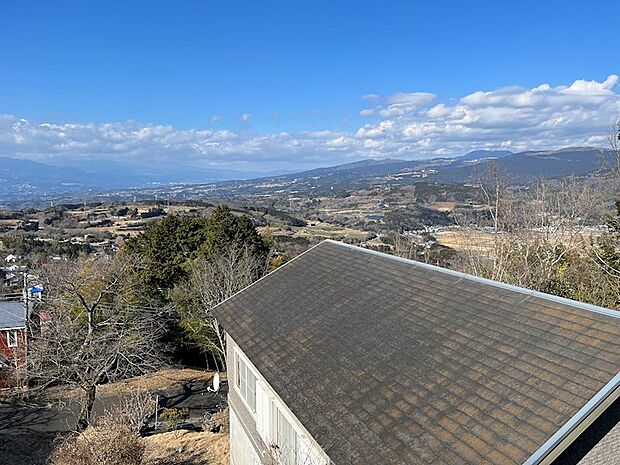 2階バルコニーからの眺望。箱根山〜御殿場市街〜富士（雲に隠れています）。