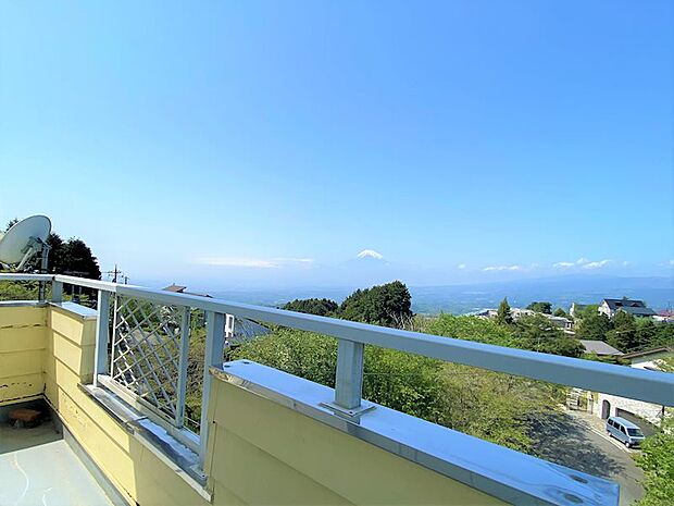 【バルコニー】広大な富士山と駿河湾・山々の眺望を望めます。