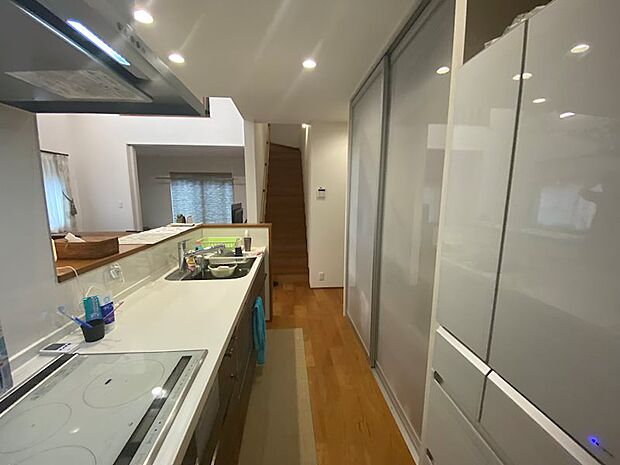 【収納】キッチン、冷蔵庫置場横には、半透明扉の収納スペースがあります。
