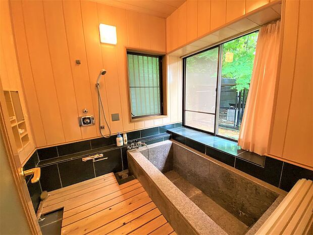 【Bathroom1】柔らかな木と重厚感ある石風呂で戸別温泉を堪能できます。