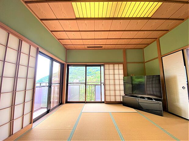 【Japanese-style 2F】熱海の眺望を楽しむ広々とした10畳の和室。