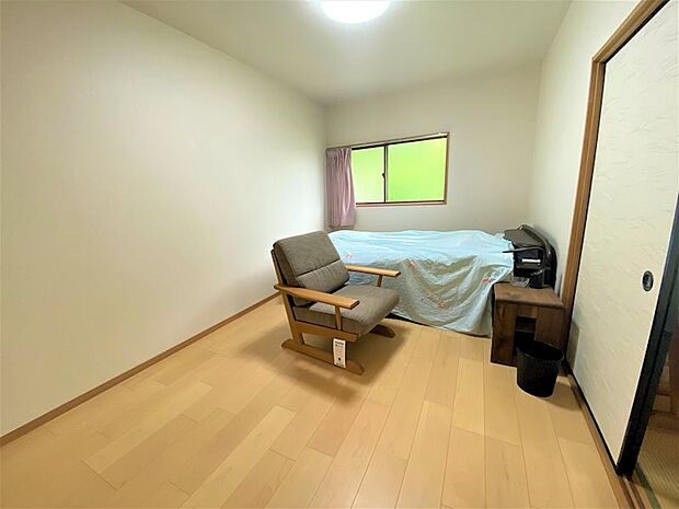 【Western-style 2F】寝室やゲスト用にも利用可能な洋室。
