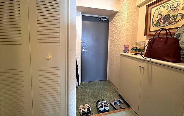 それでは3階対象住戸のご案内です。シューズボックス有り。写真左の扉は電気温水器置場です。
