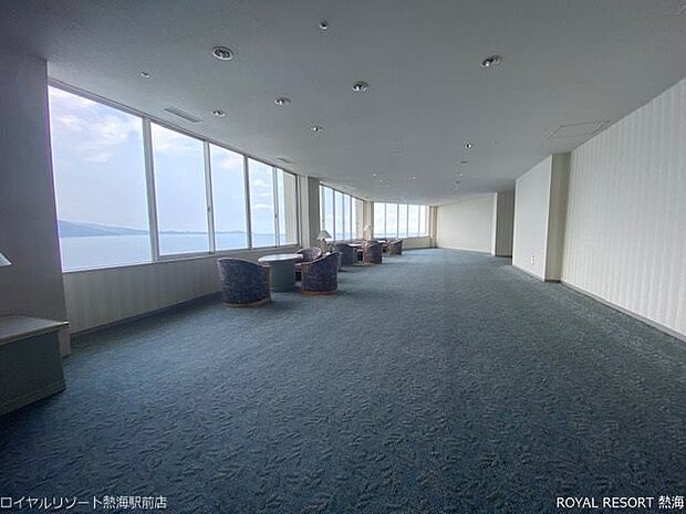 廊下部分もこれだけのゆとりがございます。ガラス越しに見える雄大な相模湾が目の前。