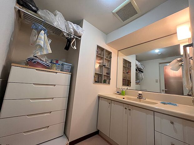 大きな鏡の洗面台がある洗面室。洗濯機置き場もこちらにございます。