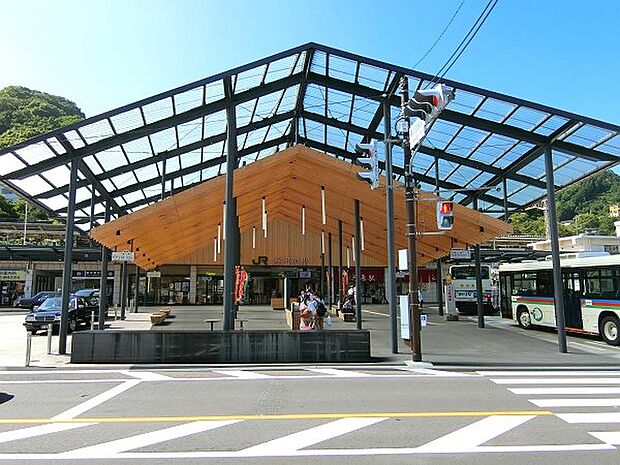 2017年10月に隈研吾氏設計の湯河原駅前広場整備工事が完了。駅からバスのご利用が便利です。