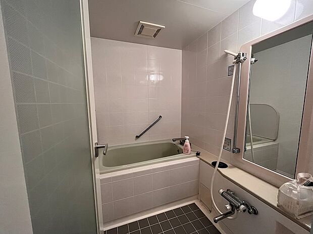 すぐ下の階に温泉大浴場があるのでほとんど使用しませんので、状態良好な浴室です。