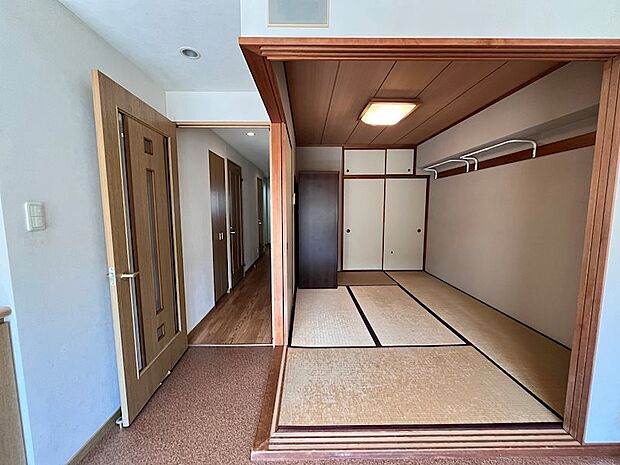 隣接する和室と一体として利用すればより開放感あるスペースとなります。他に共用廊下側に洋室1間有り。