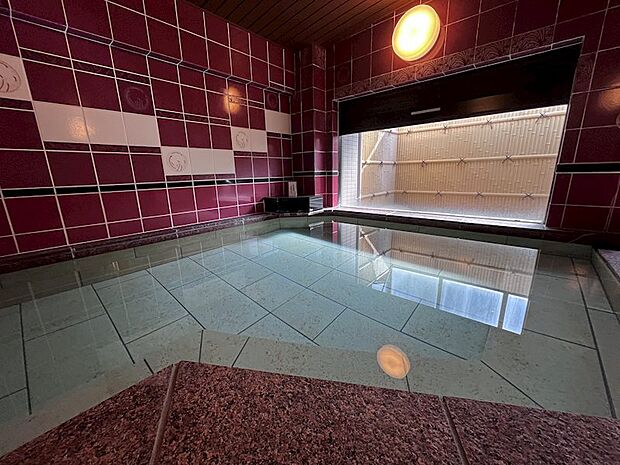 【温泉大浴場】2階にある和風庭園を配した温泉大浴場。　こちらも2023年にリニューアル工事を実施済。