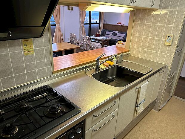 キッチンも綺麗にご使用されておりますがコンロ・給湯機は旧式のためお取替え下さい。