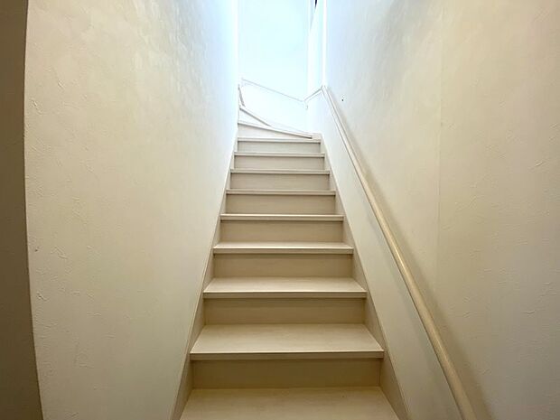 【階段】メインスペースの2階へ。