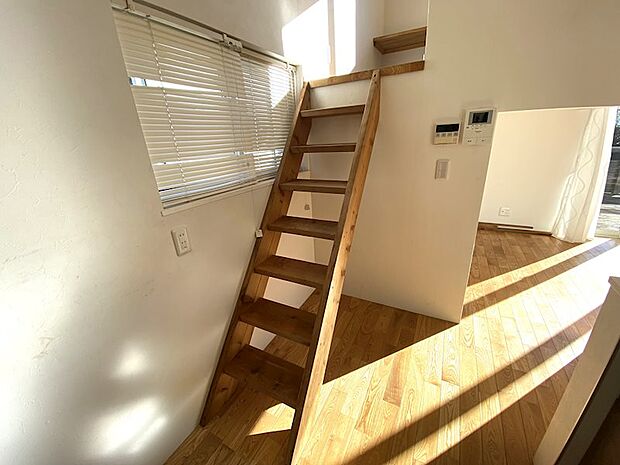【書斎階段】キッチン側に書斎への階段を設置。