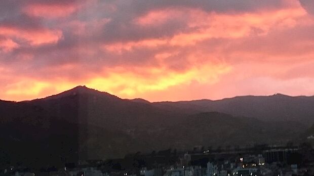 【オーナー様撮影】夕焼けに染まる箱根の山は、幻想的です。