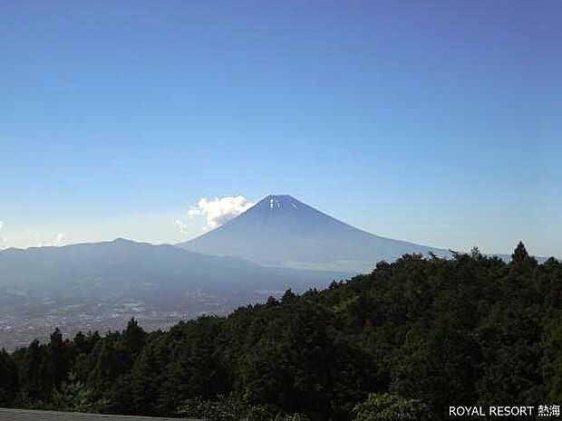 そびえ立つ日本の山の象徴。富士山。