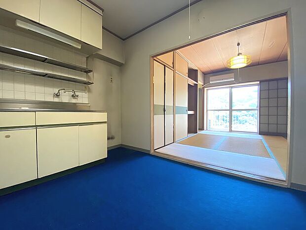 【DK・和室】爽やかな碧い床材のDKと抜けた景色を愉しむ和室。