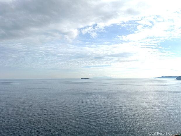 【眺望】果てしなく水平線を贅沢に望む。正面に初島・大島が見えます。