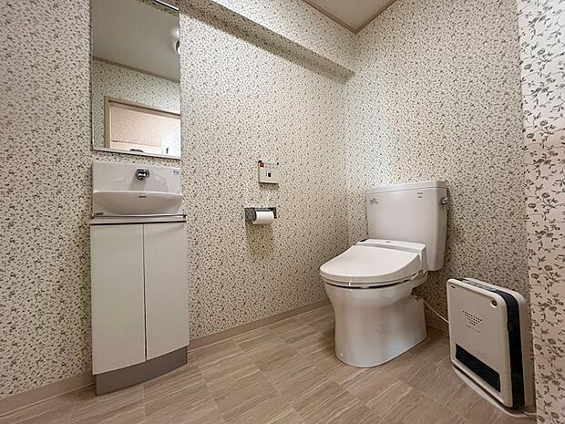 トイレは間取り変更のうえ交換されて、手洗い器も設えられております。