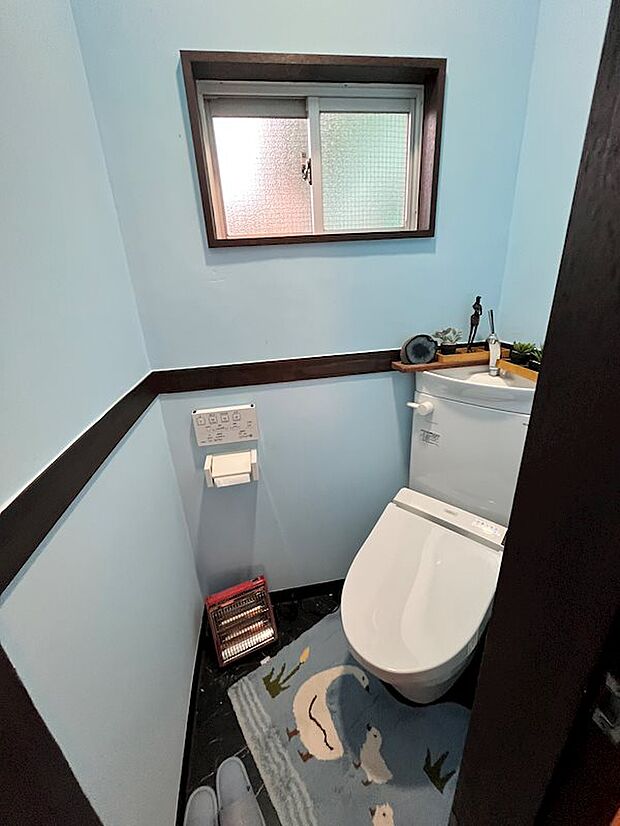 3階トイレ。壁紙交換などリフォームは適宜実施され丁寧にご利用の室内です。
