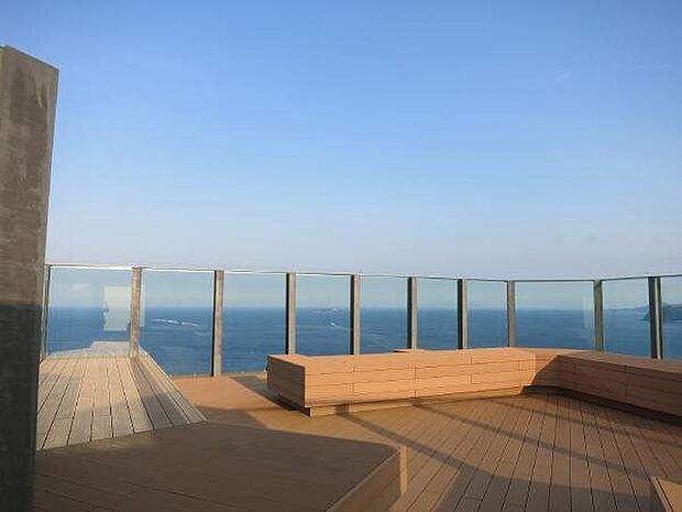 【スカイデッキ】屋上スカイデッキは、熱海全体を見渡す景色です。