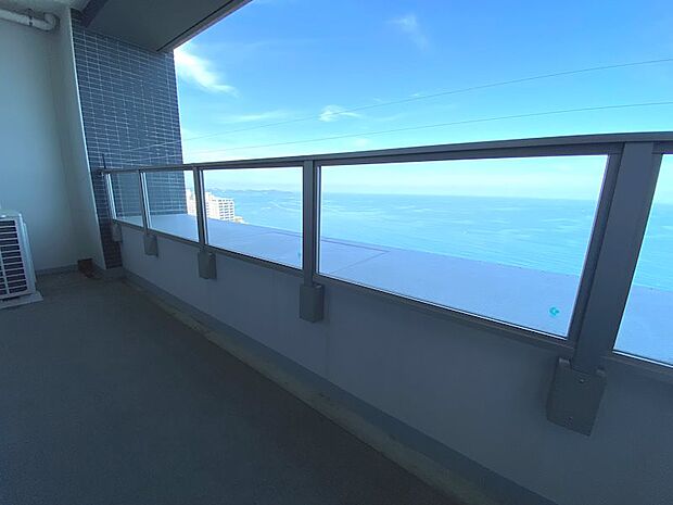 【Balcony】水平線と空、2つの碧色の景色が広がります。