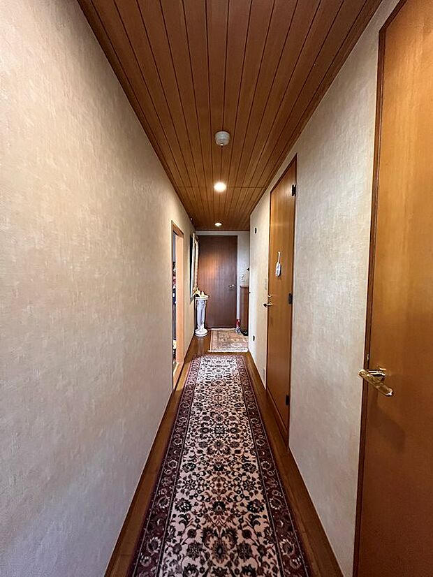 廊下。天井に木材を取り入れるなど和と温かみを感じさせる室内です。