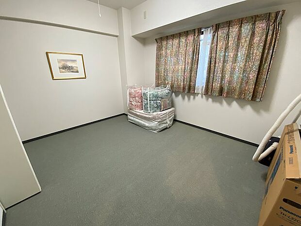 【洋室】廊下側洋室は、主に寝室として利用しています。