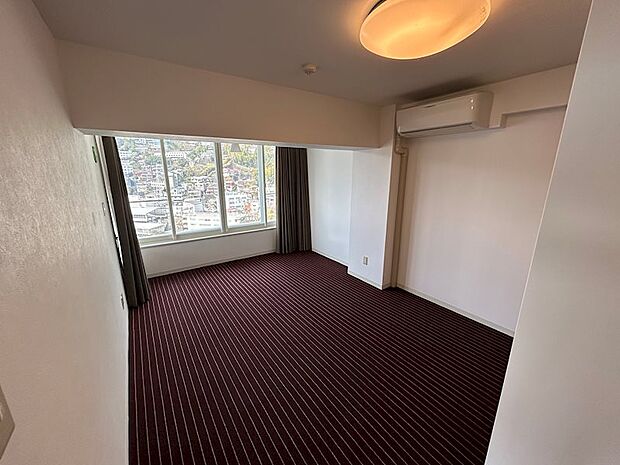 鮮やかな色の絨毯が特徴の居室。
