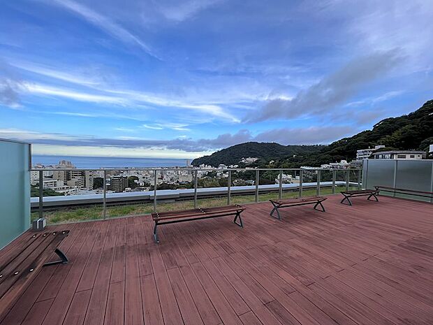 こちらは5階の屋上テラス。爽やかな風に包まれながら熱海市街を眺めます。