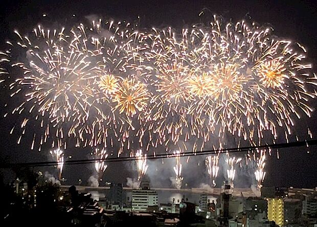 毎年10数回開催される熱海海上花火大会のフィナーレ【大空中ナイアガラ】（写真は他部屋からズームです）