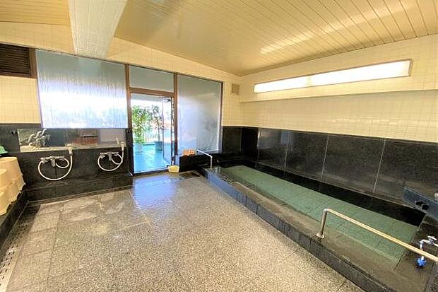 1階部分の温泉大浴場。相模湾を望みます。