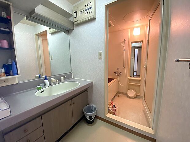 【洗面所】ワイドな洗面台です。浴室は大浴場利用を利用のため使用感はありません。