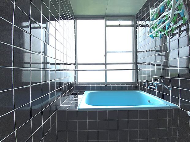 【浴室】室内お風呂は、海の景色を楽しめるビューバスです。