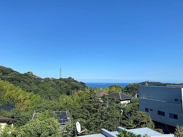 【眺望】2階から青い海と山の緑を楽しめます。