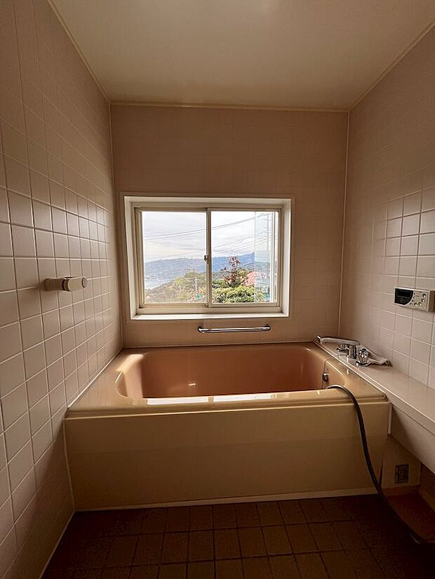 海を眺めて温泉に入浴いただける浴室。