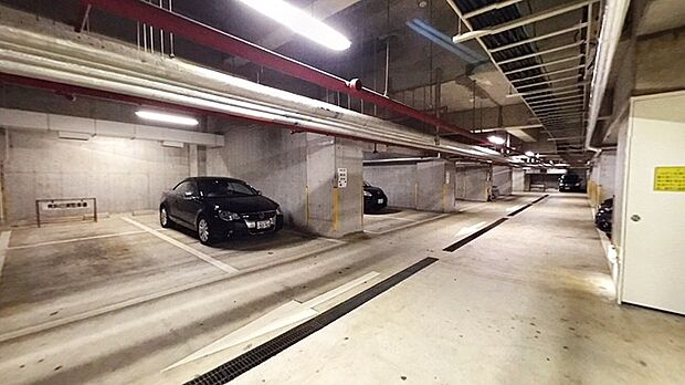 【駐車場】EV移動式の、屋根付き駐車場を備えています。