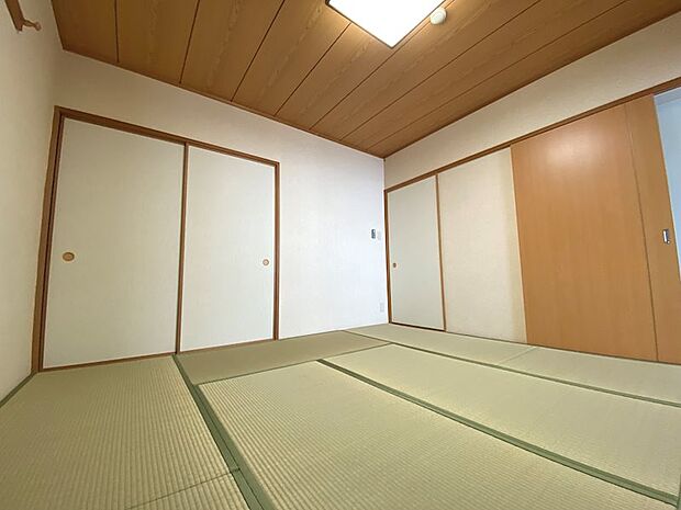 和室は広々8帖。3〜4人程度は寝泊まり可能です。