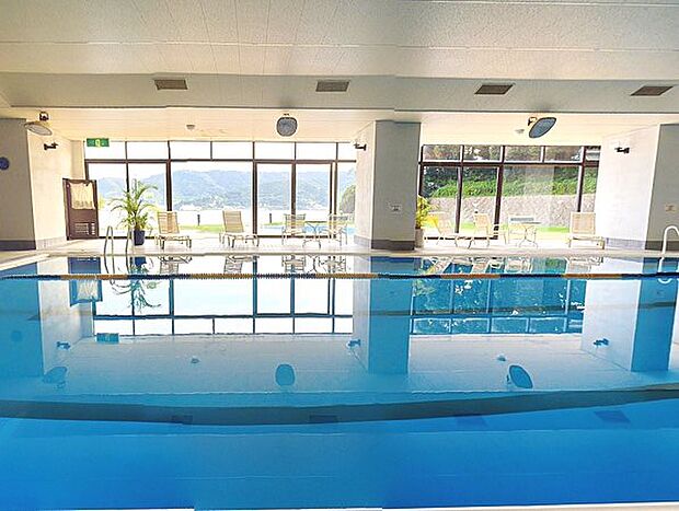 アスレチックルームの横には屋内プールがあり、夏季限定で屋外プールがご利用できます。